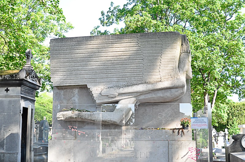 "Зацілований пам`ятник" Оскара Уайльда